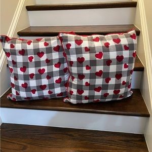 WB GREY CHECKED W/ RED HEARTS PILLOWS
100% POLYESTER